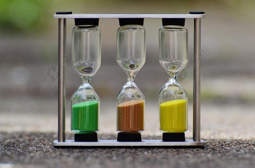 物品彩色的沙漏玩具背景图片