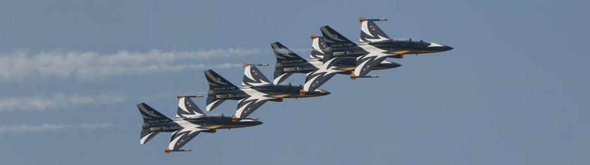 户外活动飞机航演背景图片