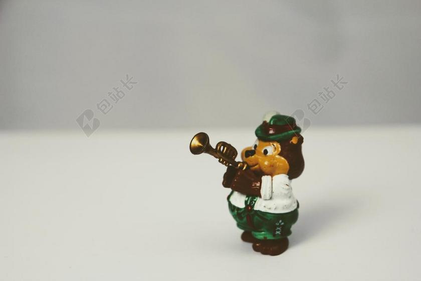 玩具卡通吹号的小熊玩具背景图片
