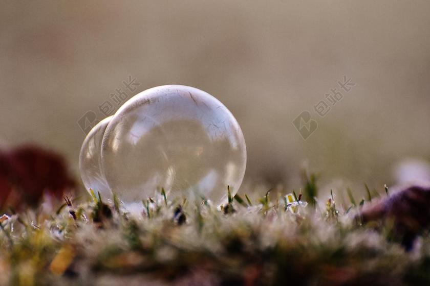 摄影唯美寒冬里的冰冻泡泡背景图片