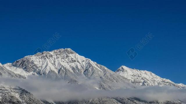 海拔高度 爬上 冷 雾 冰川 高 徒步旅行 冰 景观 山