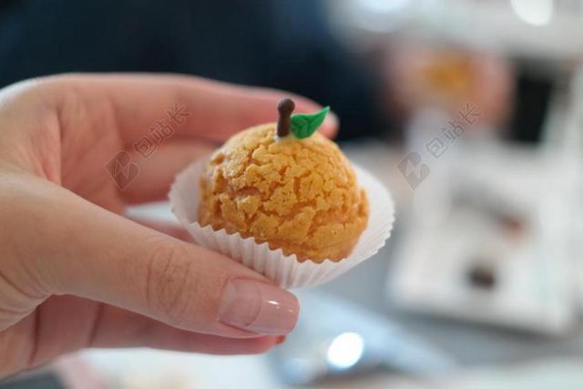 食物人手中的迷你蛋糕背景图片