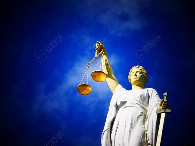 蓝白雕塑景点蓝天下的正义女神像司法公正雕塑背景图片