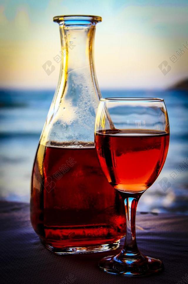 广告时尚葡萄杯酒背景图片
