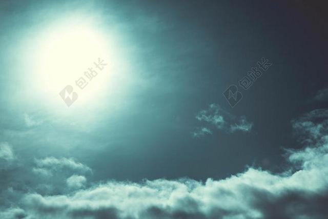 自然模糊的太阳和白云背景图片
