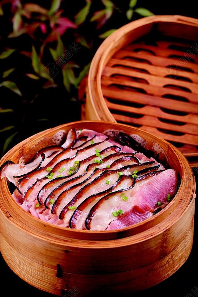 彩色餐饮食物诱人蒸笼里面的一片片猪肉肉食美味背景图片