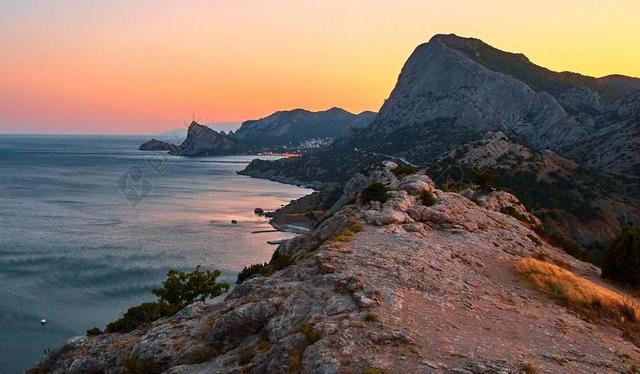 自然景观夕阳下美丽的海岸背景图片