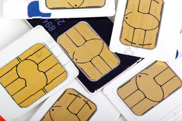 黄白电子科技数张SIM卡放在一起交流通讯手机背景图片