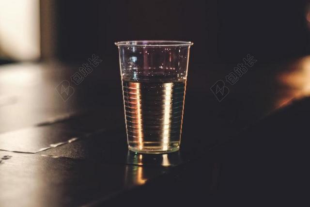 杯 塑料 喝 餐厅 酒吧 表 清洁 水 苏打水 玻璃