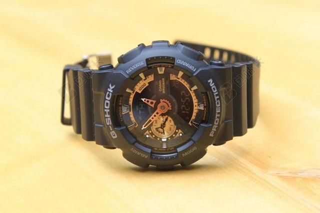 G SHOCK 卡西欧 手表 玫瑰金 黑 木材的背景 数字