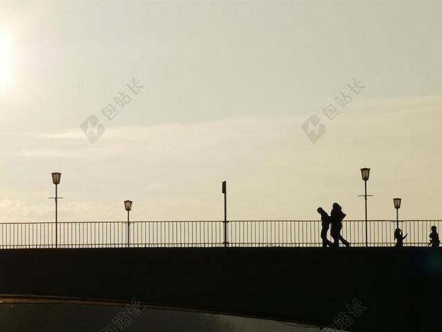 旅游清新户外日落下奔跑背景图片