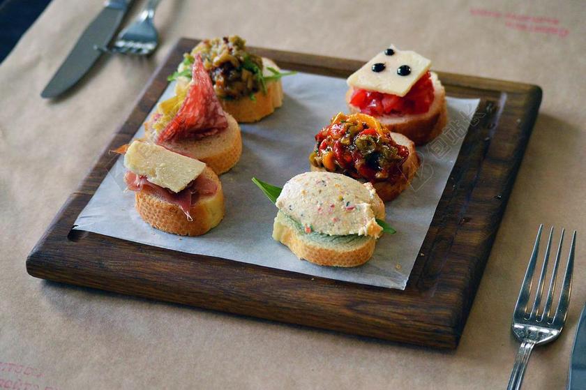 灰色餐饮纹理诱人的面包甜点背景图片