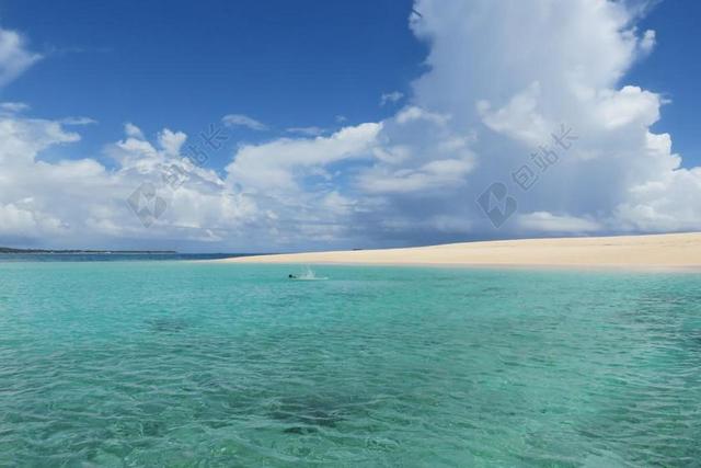 蓝色自然广阔蓝天下的大海海洋天空自然背景图片