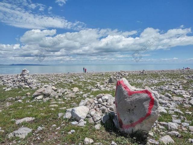 旅游自然青海湖黑马河乡涂鸦石头背景图片