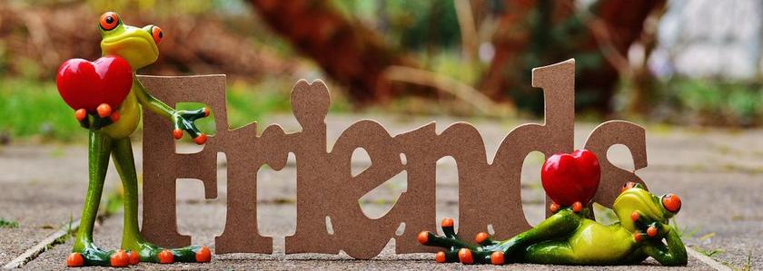 玩具浪漫抱爱心的青蛙玩偶背景图片