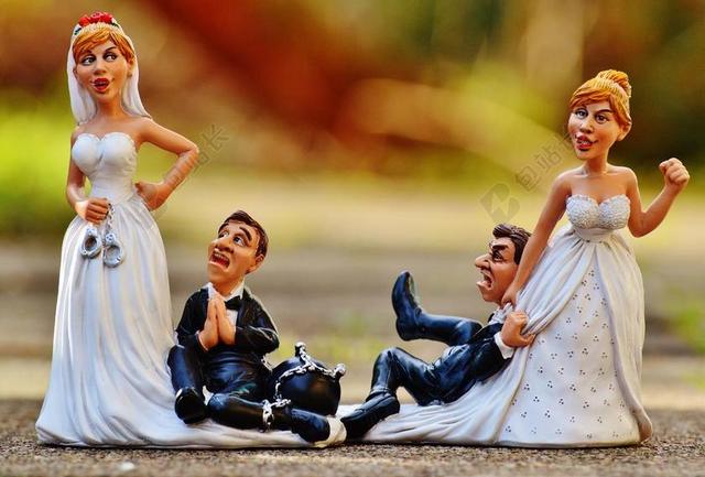 黑白玩偶搞怪新郎坐在新娘的婚纱上结婚礼物爱人玩具背景图片
