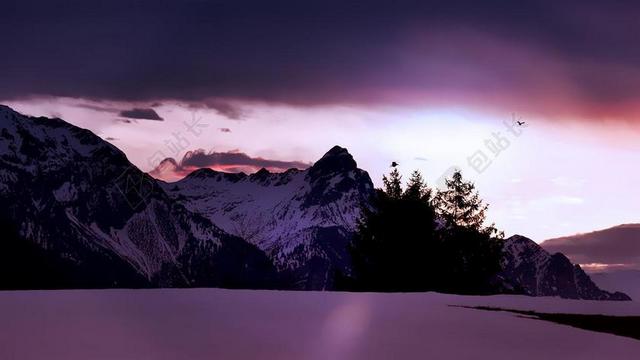 自然景观夕阳的阴云和雪山背景图片