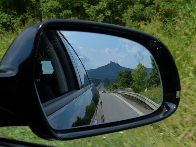 旅游自然后视镜的景色背景图片