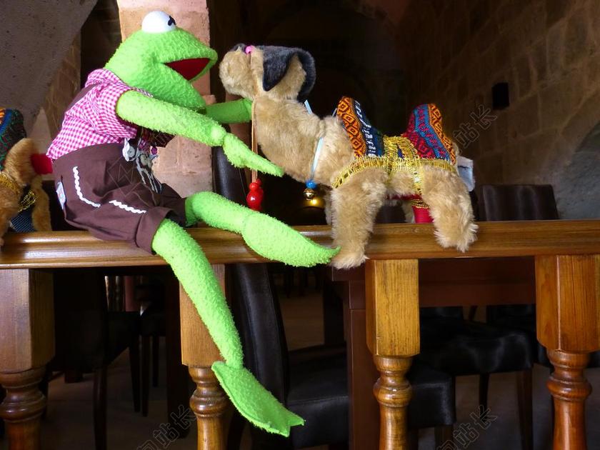 玩具可爱桌子上的布娃娃背景图片