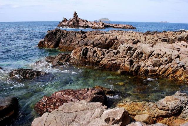 蓝色自然风景美丽的礁石海岸背景图片
