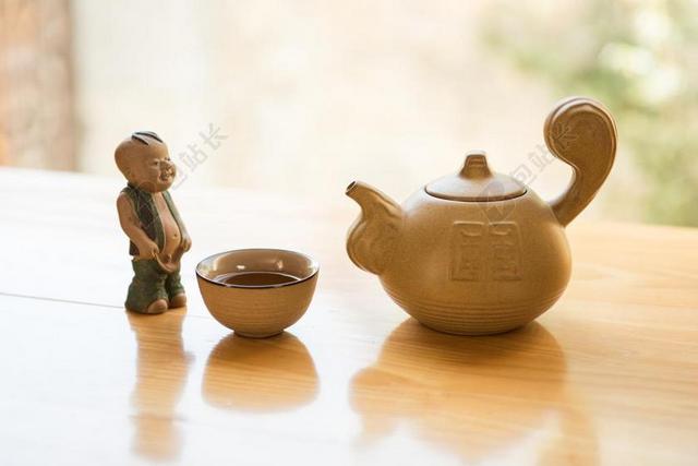 餐具静物桌子上的茶壶和茶杯背景图片