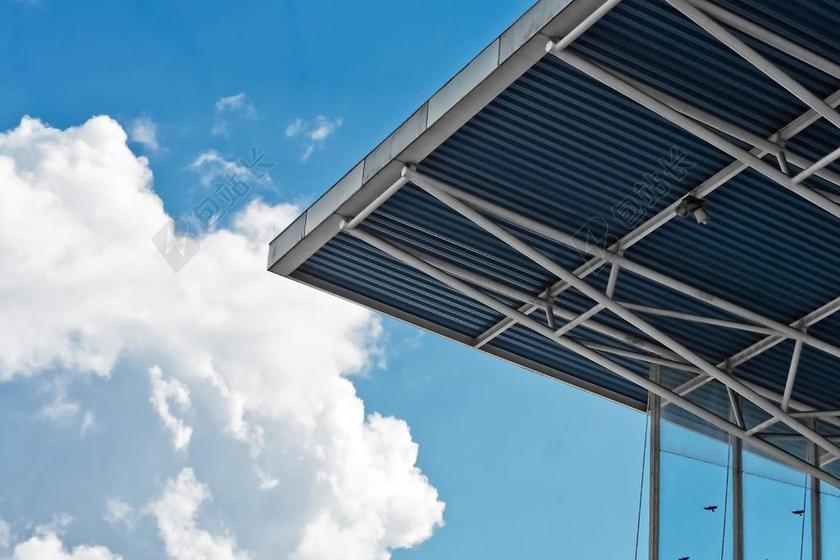 建筑现代蓝天下的金属屋顶背景图片