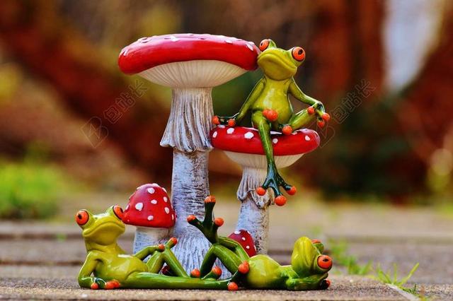 玩具坐在蘑菇上的青蛙玩偶背景图片