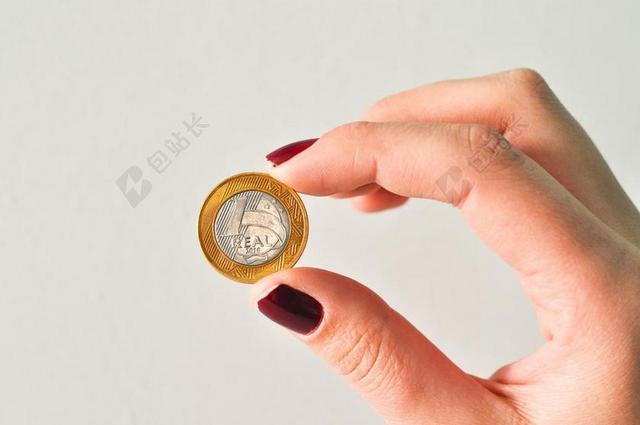 黄色金融微观手中的金币背景图片