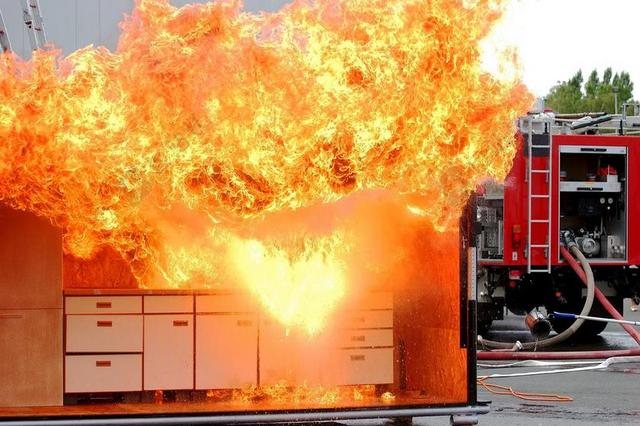 消防 FEUERLOESCHUEBUNG 厨房火灾 火焰 水