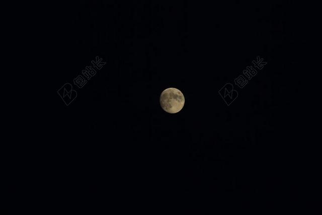 太空黑夜中的月亮背景图片