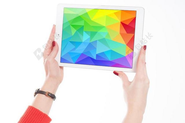 双手托举IPAD图片