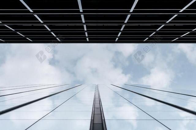 建筑现代高楼的玻璃外墙和云的倒影背景图片
