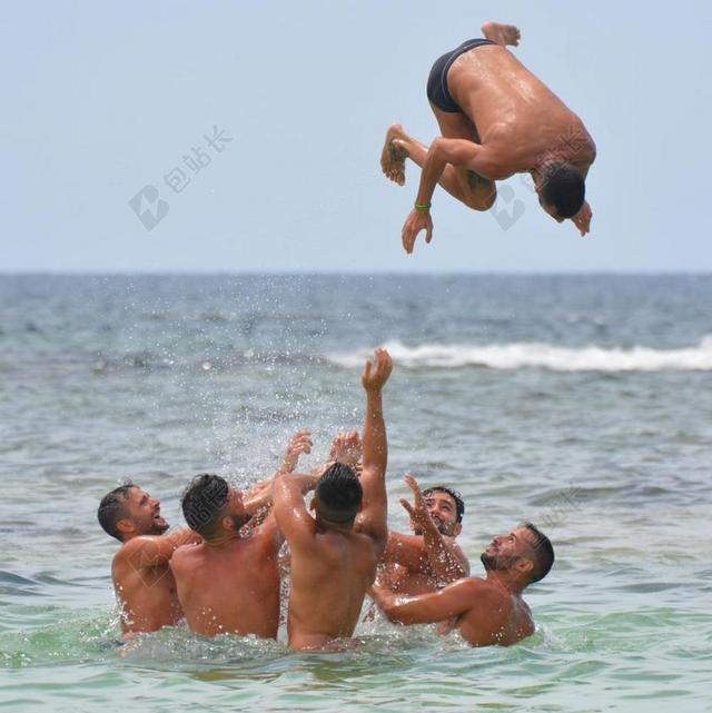 蓝色户外喜悦海中托起的男人背景图片