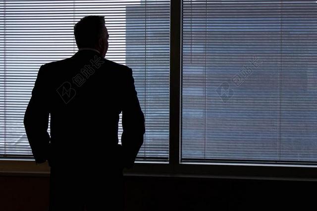 黑色男性业务思考望着窗外办公室背景图片