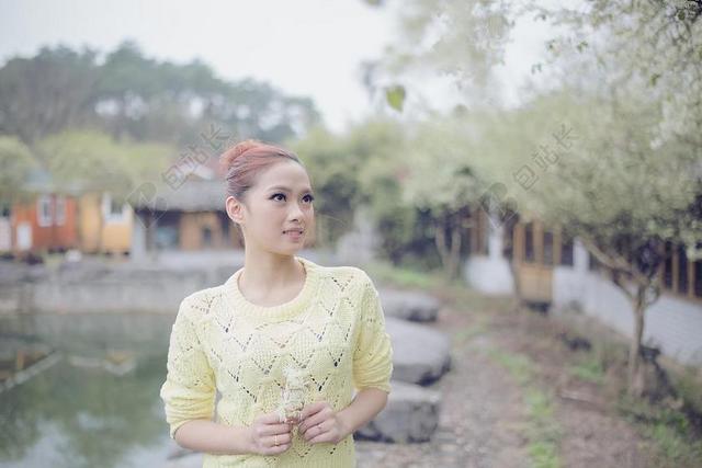 人公园里的美女背景图片