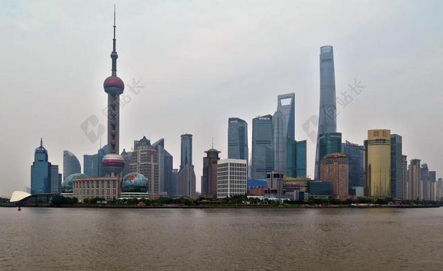 城市江边的国际大都市背景图片