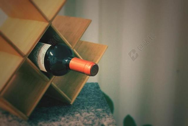 食物木头架子里的红酒背景图片
