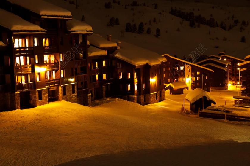 城市景观冬天晚上的小镇背景图片