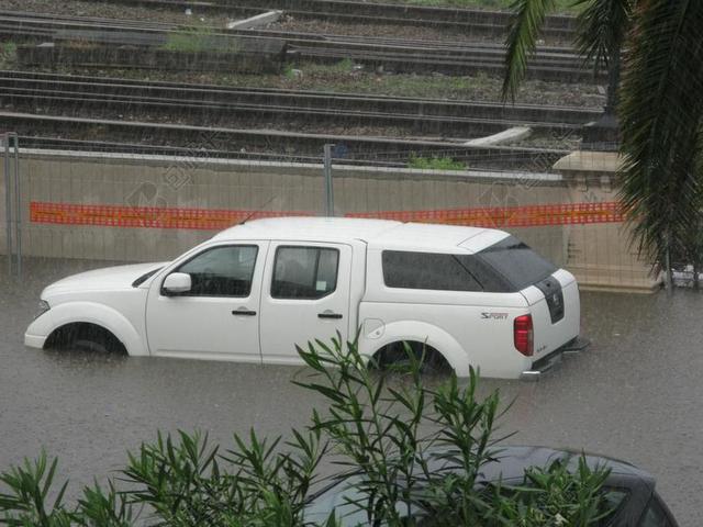 高水 洪水 水浸 卡拉布里亚 意大利 通过游艇码头 2010
