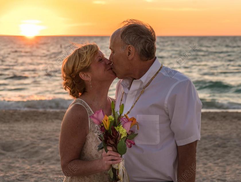 人物有爱在海边阳关下亲吻的男女情侣爱情旅游背景图片