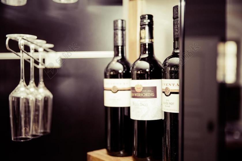 食物饮品红酒和倒挂的玻璃酒杯品酒饮料休闲背景图片