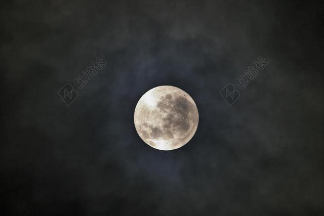 满月 月亮 夜 天空 多云 斑驳 有雾 圆 光明 光