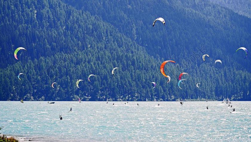 户外休闲湖面上的水上运动背景图片