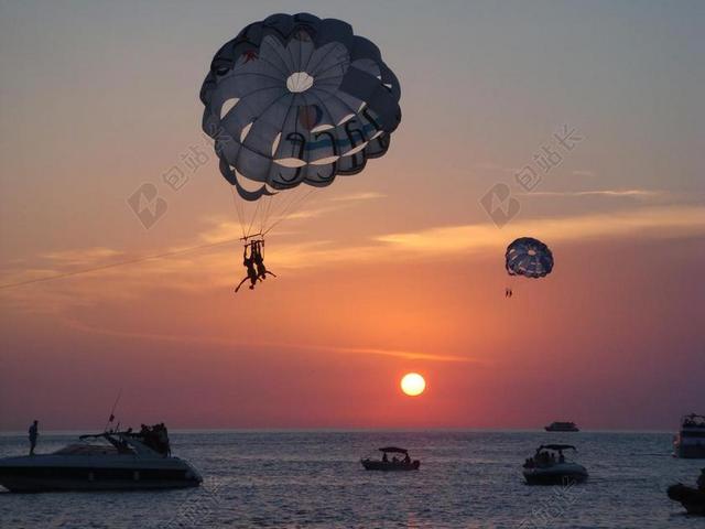 人景观夕阳下的冲浪者背景图片