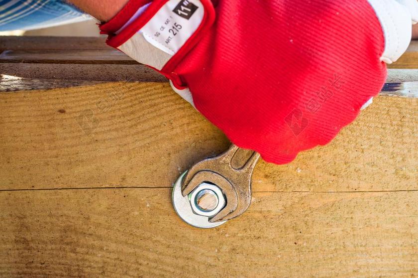 摄影简约工人扭螺丝背景图片