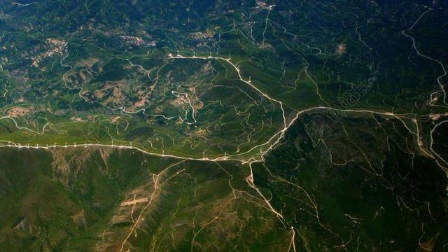 空中的视图 山脉 海岭 风力涡轮机 方式 路 曲目 查看