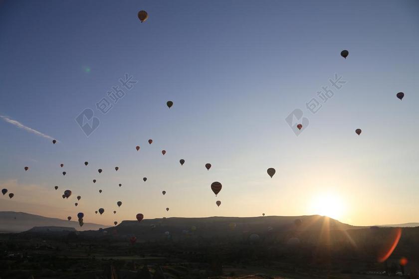 摄影唯美混混下的热气球背景图片