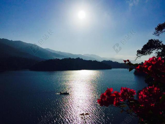 自然秀美阳光照耀的群山湖水旅游景点自然山水背景图片