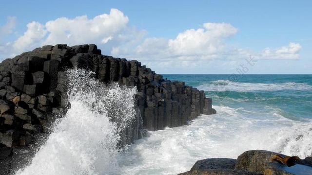 海岸 波涛汹涌的大海 风雨如磐 大风