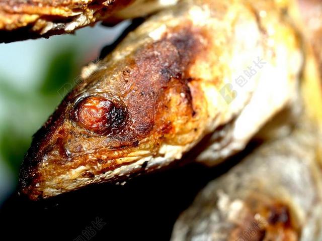 餐饮摄影烤焦的鱼头背景图片